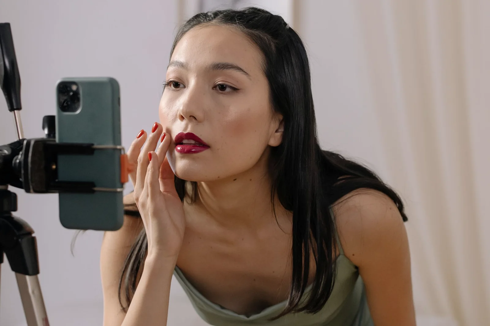 创作者在手机前拍摄口红带货视频