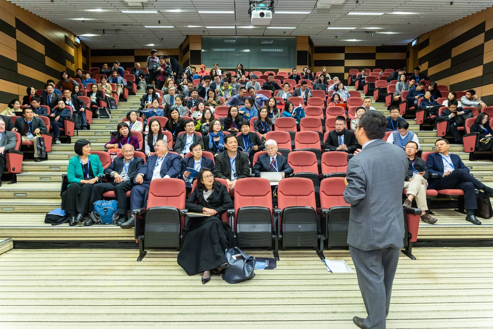 国内行业大会现场的观众与演讲者