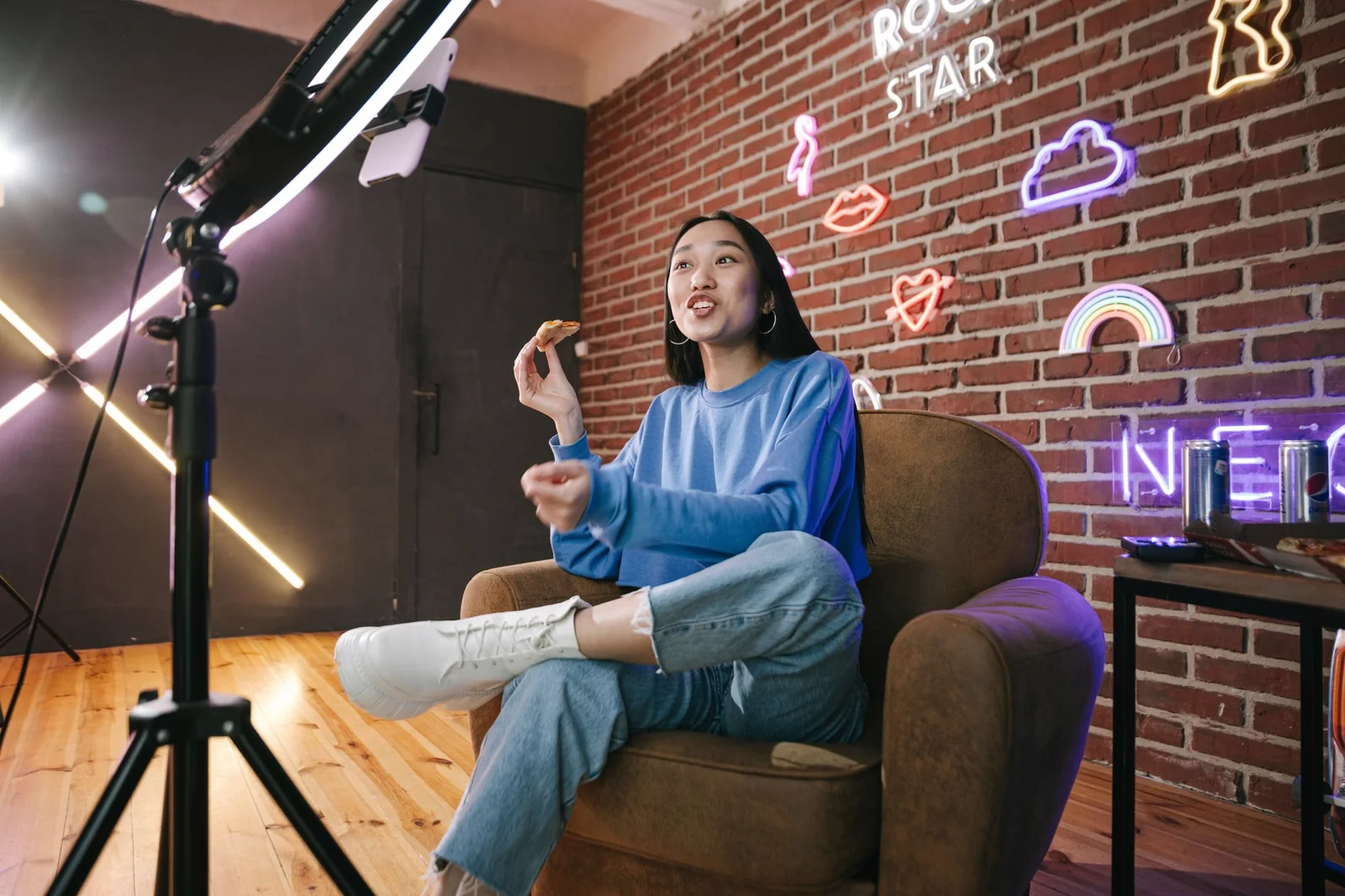 AI 直播间中的主播与补光灯